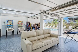 Games room - Dolphin Drift at Del Mar - Charming Condo w/ Heated Pool, Beach Equipment, & Steps To The Beach (Indian Rocks Beach)