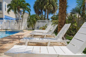 Pool - Dolphin Drift at Del Mar - Charming Condo w/ Heated Pool, Beach Equipment, & Steps To The Beach (Indian Rocks Beach)