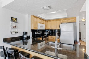 Fridge, microwave, oven, stovetop - Dolphin Drift at Del Mar - Charming Condo w/ Heated Pool, Beach Equipment, & Steps To The Beach (Indian Rocks Beach)