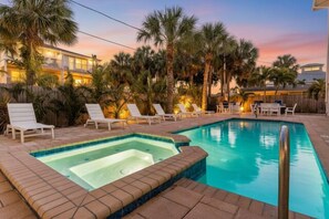 A heated pool - Dolphin Drift at Del Mar - Charming Condo w/ Heated Pool, Beach Equipment, & Steps To The Beach (Indian Rocks Beach)