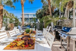 Outdoor dining - Dolphin Drift at Del Mar - Charming Condo w/ Heated Pool, Beach Equipment, & Steps To The Beach (Indian Rocks Beach)
