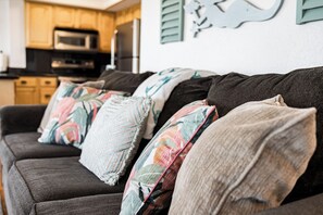 Interior - Pelican Pointe at Del Mar - Charming Condo w/ Heated Pool, Beach Equipment, & Steps To The Beach (Indian Rocks Beach)