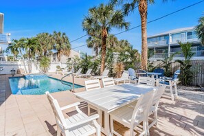 A heated pool - Pelican Pointe at Del Mar - Charming Condo w/ Heated Pool, Beach Equipment, & Steps To The Beach (Indian Rocks Beach)