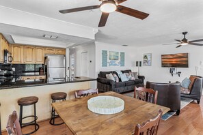 Interior - Pelican Pointe at Del Mar - Charming Condo w/ Heated Pool, Beach Equipment, & Steps To The Beach (Indian Rocks Beach)