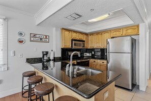 Fridge, microwave, oven, stovetop - Pelican Pointe at Del Mar - Charming Condo w/ Heated Pool, Beach Equipment, & Steps To The Beach (Indian Rocks Beach)