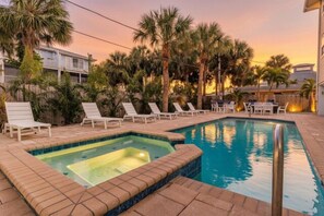 A heated pool - Egret Escape at Del Mar - Charming Condo w/ Heated Pool, Beach Equipment, & Steps To The Beach (Indian Rocks Beach)