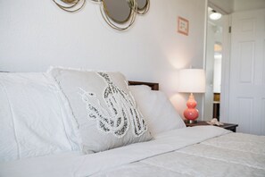 Room - Egret Escape at Del Mar - Charming Condo w/ Heated Pool, Beach Equipment, & Steps To The Beach (Indian Rocks Beach)