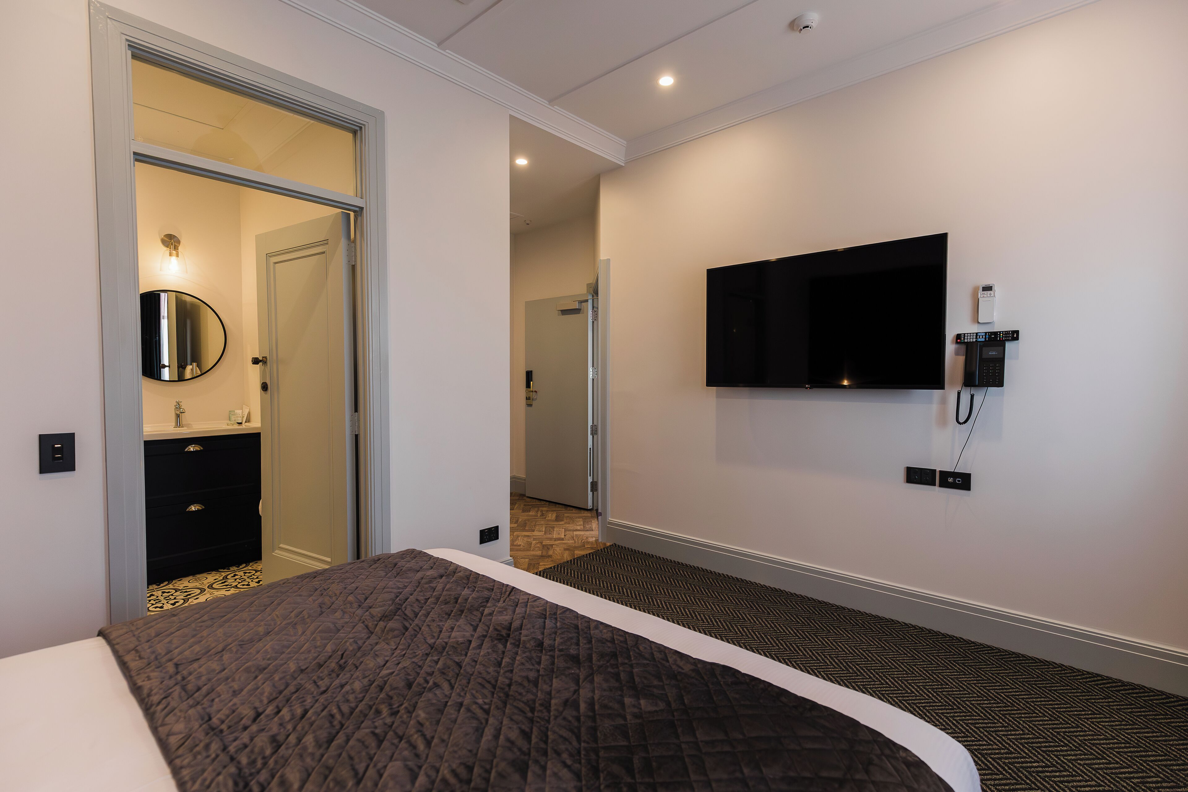 Lydisolert, strykejern/-brett og wi-fi (inkludert)