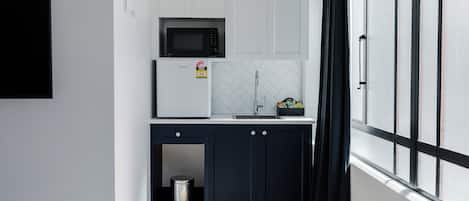 Deluxe Suite, 1 Queen Bed | Private kitchen | Mini-fridge, microwave, cookware/dishes/utensils