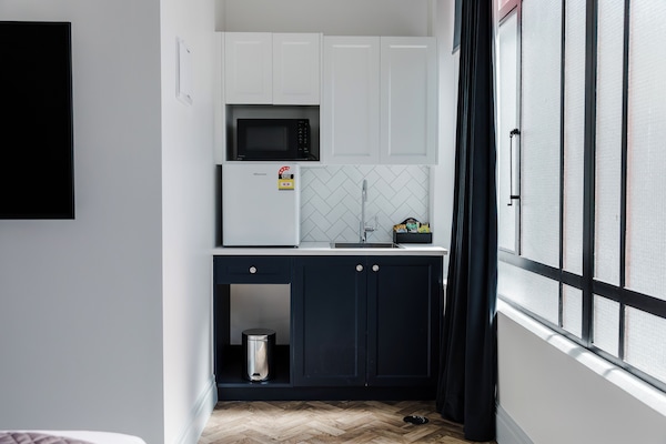 Deluxe-Suite, 1 Queen-Bett | Eigene Küche | Mini-Kühlschrank, Mikrowelle, Kochgeschirr/Geschirr/Besteck