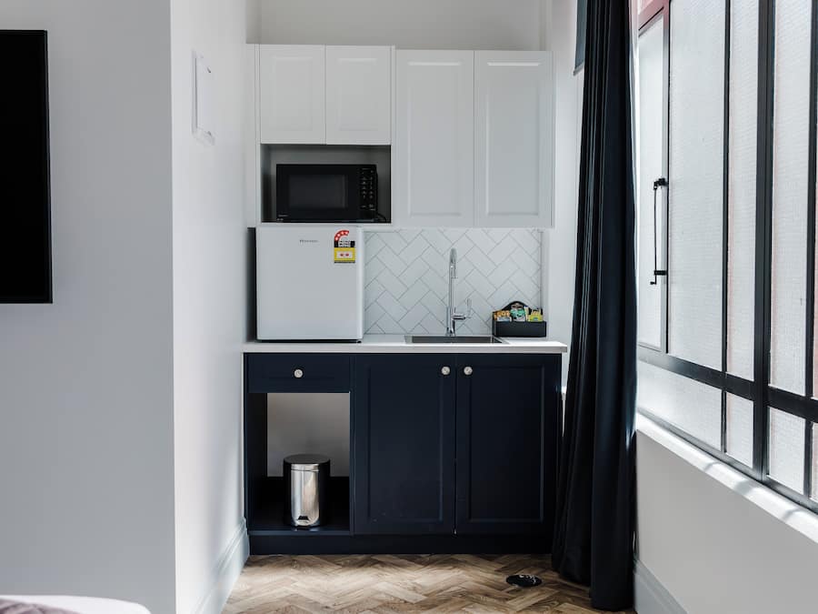 Frigobar, microondas, utensilios de cocina