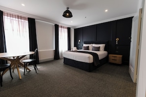 تجهيزات عازلة للصوت ومكواة/لوح كي وواي فاي مجانًا