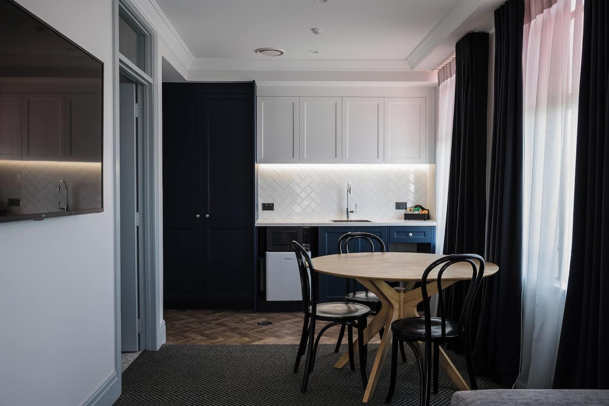 تجهيزات عازلة للصوت ومكواة/لوح كي وواي فاي مجانًا