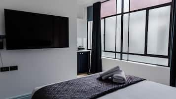 Superior Suite, 1 King Bed with Sofa bed | Soundproofing, iron/ironing board, free WiFi