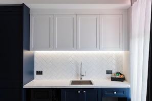 Minikylskåp, mikrovågsugn och grytor/köksredskap