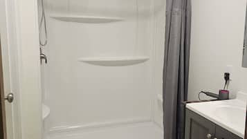 Doccia, asciugacapelli, asciugamani, sapone