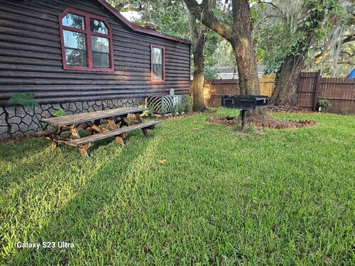 Warm & Welcoming Cabin Retreat - Relaxation Minutes from Tampa Bay Fun!