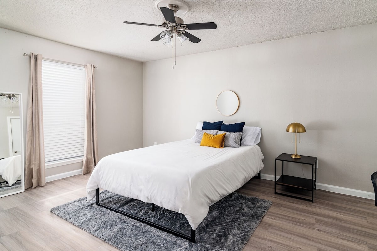 Escritorio, espacio para trabajar con laptop y wifi gratis