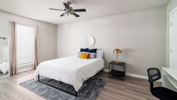 Escritorio, espacio para trabajar con laptop y wifi gratis