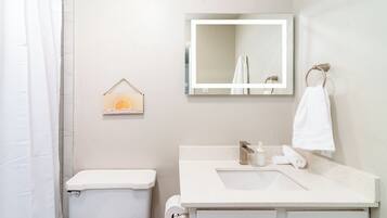 Artículos de tocador gratuitos, jabón, shampoo, papel higiénico