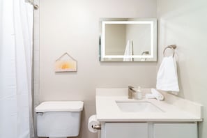 Artículos de tocador gratuitos, jabón, shampoo, papel higiénico