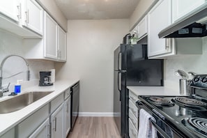 Refrigerador con freezer, microondas, horno, placa de cocina