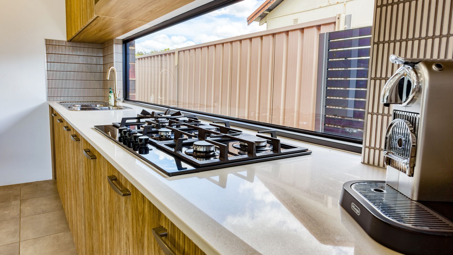 冷蔵庫、電子レンジ、オーブン、コンロ