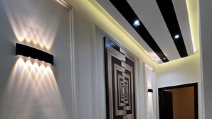 A hallway with recessed lighting, decorative wall panels, and a tiled floor. - Belmar Martil - Chic and close to the sea (Martil)