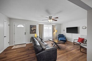 TV - Easy Days Getaway - 55+ Community with Country Club Access (Mesa)