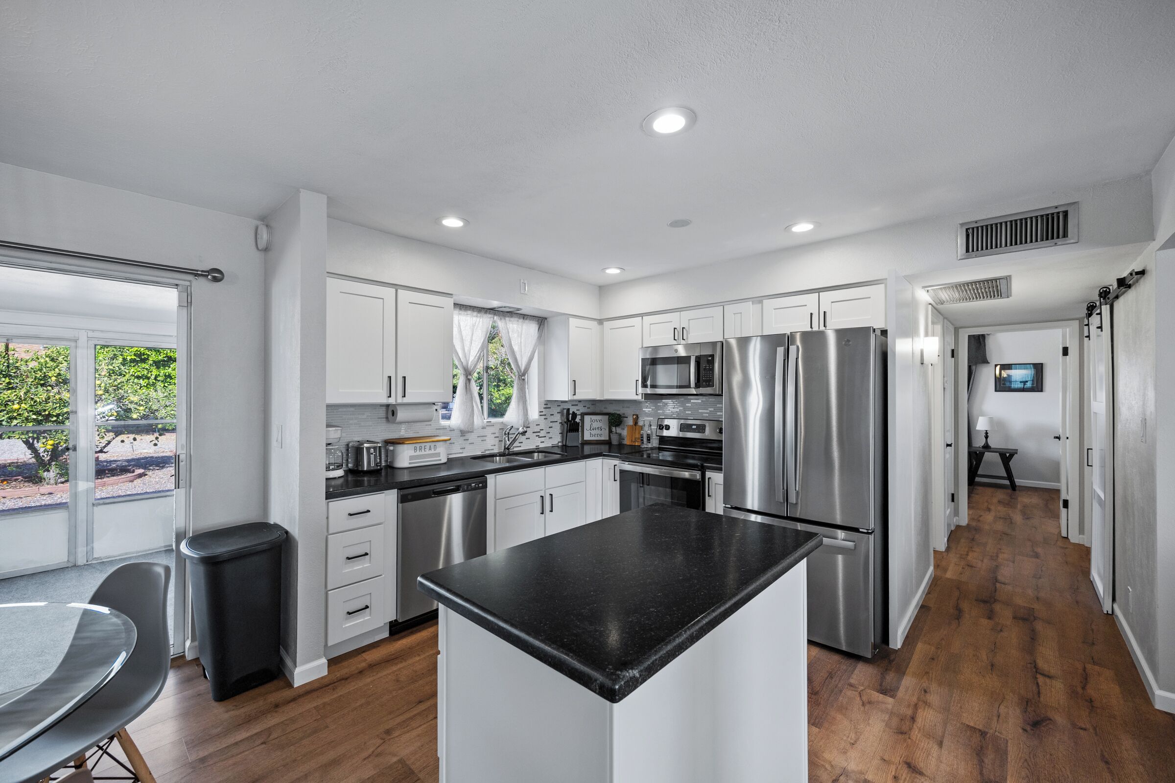 Mikroaaltouuni, uuni, liesi, astianpesukone