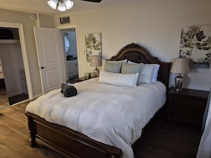 2 bedrooms, iron/ironing board, WiFi, bed sheets - Easy Days Getaway - 55+ Community with Country Club Access (Mesa)