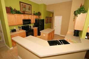 Fridge, microwave, oven, stovetop - Spacious 4BR/3BA Emerald Island Villa - Near Walt Disney World (Kissimmee)