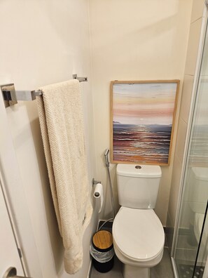 Towels, soap, toilet paper - Studio apartment in the AD330 building, next to the Borba Gato subway station, the American consulate, and shopping malls. (São Paulo)