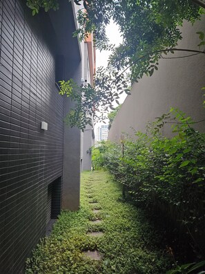 Property grounds - Studio apartment in the AD330 building, next to the Borba Gato subway station, the American consulate, and shopping malls. (São Paulo)