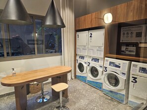 Interior - Studio apartment in the AD330 building, next to the Borba Gato subway station, the American consulate, and shopping malls. (São Paulo)