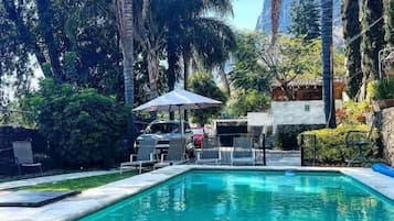 Alberca al aire libre y sombrillas en la alberca