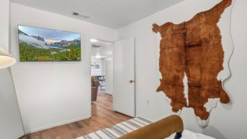 2 habitaciones, tabla de planchar con plancha, wifi y ropa de cama