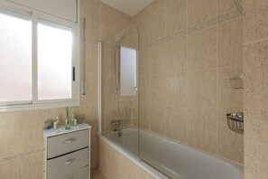 Shower, hair dryer, bidet, towels - Fantastic Villa with swimming pool in Vilanova i la Geltrú (Vilanova i la Geltrú)