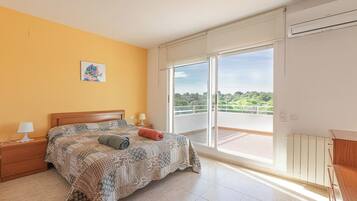 5 slaapkamers, een strijkplank/strijkijzer, reisbedje, gratis wifi