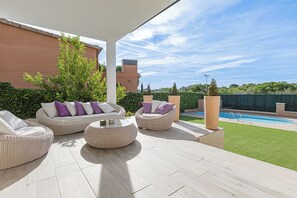 Una piscina al aire libre