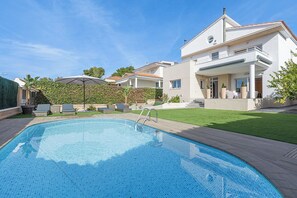 Outdoor pool - Fantastic Villa with swimming pool in Vilanova i la Geltrú (Vilanova i la Geltrú)