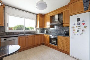 ثلاجة، ميكروويف، فرن، موقد طهي مسطح