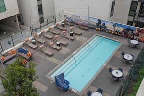 حمّام سباحة خارجي، حمّام سباحة مُدفَّأ