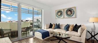 Golden Retreat Penthouse Two Balconies Pool, BBQ Rooftop