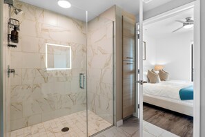 تجهيزات دش، مجففات شعر، مناشف، صابون