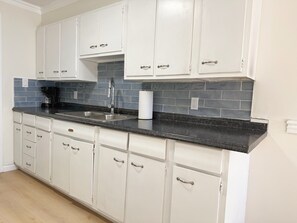 Fridge, microwave, oven, stovetop - Redbrick Suites B - Queen 1BD\1BA Apt near UE (Evansville)