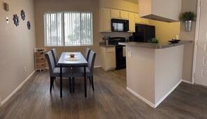 Dining - Cozy 1-bedroom apartment in beautiful Gilbert with AC and gym (Gilbert)