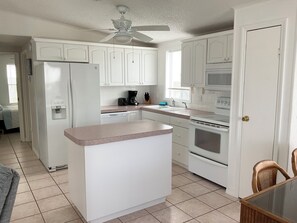 ثلاجة، ميكروويف، فرن، موقد طهي مسطح