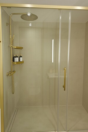 تجهيزات دش، صابون، شامبو، ورق حمّام