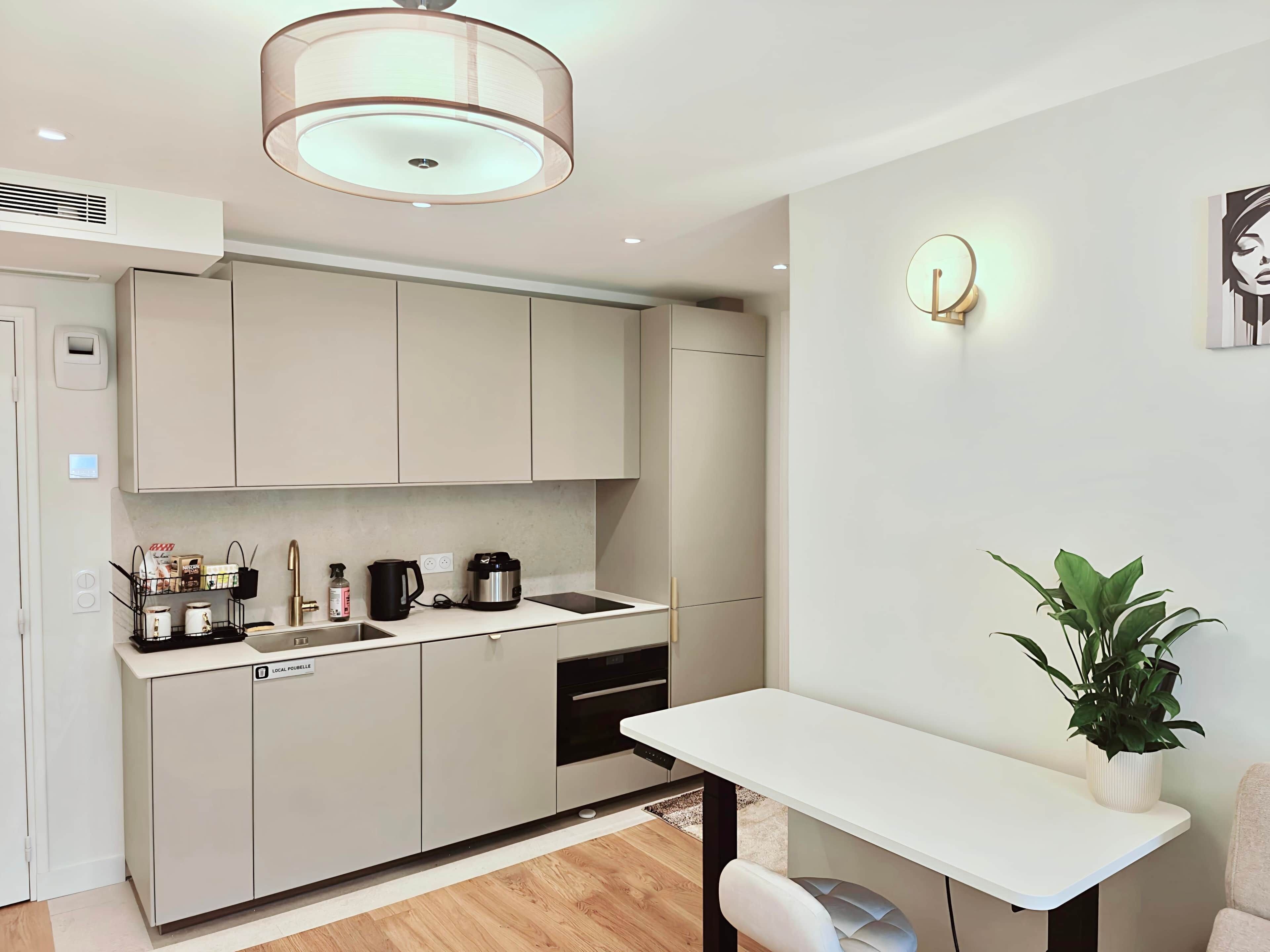 Een koelkast, een microgolfoven, een oven, een kookplaat